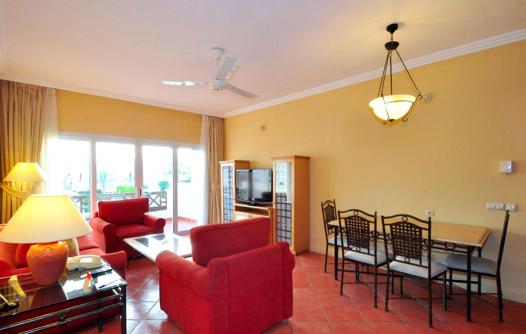 Jaz Sharm Dreams Hotel ภายนอก รูปภาพ A living room in a typical apartment